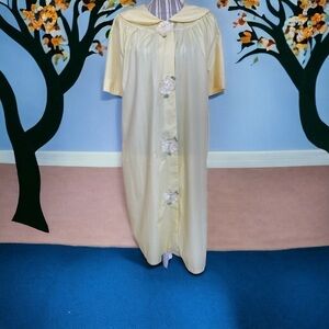 Charm Maid vintage house coat, size 40 or XL, yellow with roses, pockets